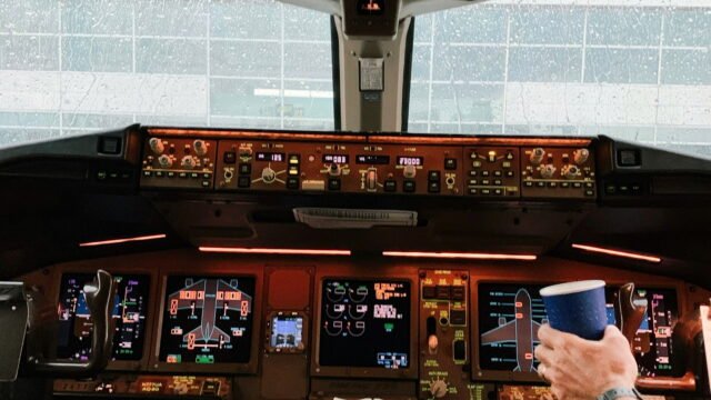10-listing-gallery-airliner-cockpit-1600×900